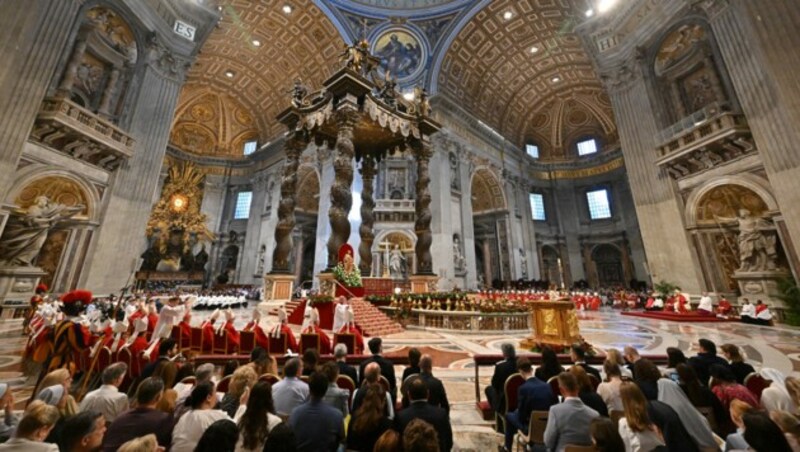 Mehrere Hundert Gläubige und Kardinäle saßen in den Bänken und auf den Stühlen um den Altar. (Bild: AFP)