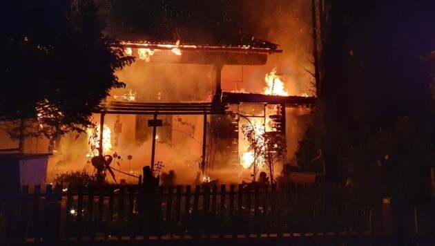 Das Wohnhaus geriet in Vollbrand. (Bild: Brunner Images)