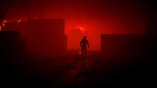 Herabfallende Trümmer verursachten in der Nacht auf Sonntag massive Brände in Kiew. (Bild: APA/AFP/State Emergency Service of Ukraine/Pavlo)