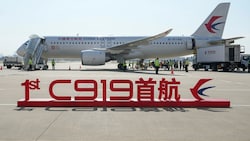 Die C919 des chinesischen Herstellers Comac flog am Sonntag von Shanghai nach Peking. (Bild: AP)
