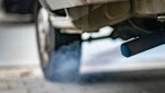 Im Klimaschutzministerium wird ein früheres Verbot von Verbrennungsmotoren erwogen. Das sorgt für Krach in der Koalition. (Bild: APA/dpa/Frank Rumpenhorst)