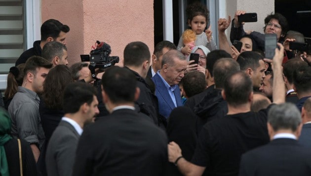 Erdogan nach der Stimmabgabe in Istanbul (Bild: APA/AFP/OZAN KOSE)