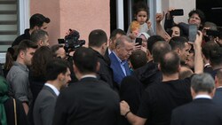 Erdogan nach der Stimmabgabe in Istanbul (Bild: APA/AFP/OZAN KOSE)