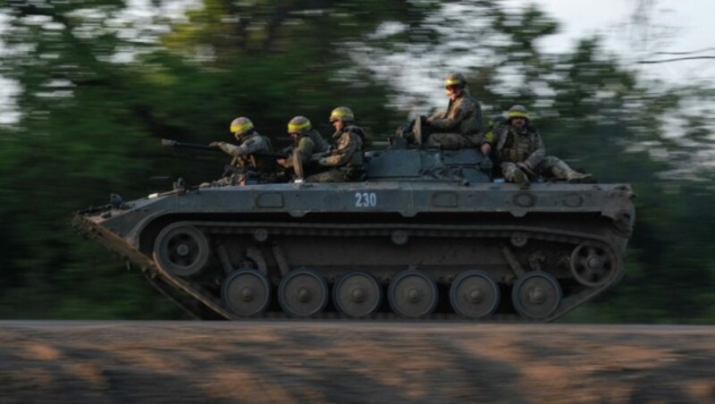 Ukrainische Soldaten auf einem Panzerfahrzeug in der Nähe von Bachmut in Donezk (Bild: APA/AFP/Sergey SHESTAK)