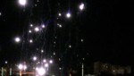 Trümmerteile abgeschossener Raketen und Drohnen „regnen“ vom Himmel. (Bild: AFP)