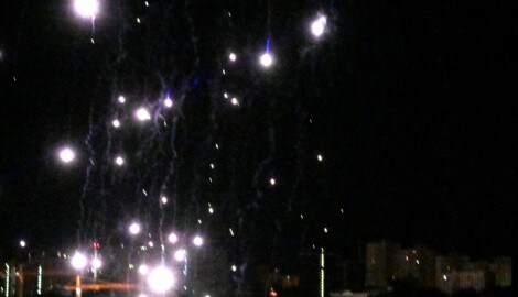 Trümmerteile abgeschossener Raketen und Drohnen „regnen“ vom Himmel. (Bild: AFP)