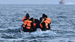 Migranten im Ärmelkanal in Seenot (Bild: AFP)