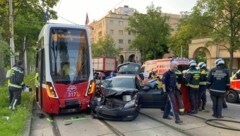 Unter den verletzten Fahrgästen befanden sich auch zwei Mädchen im Alter von drei und acht Jahren. (Bild: APA/STADT WIEN/FEUERWEHR)