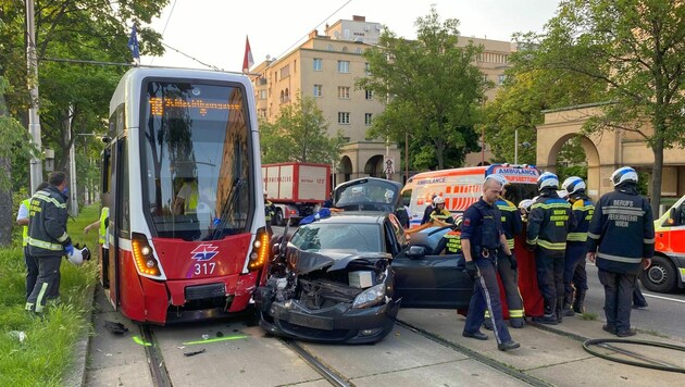 Unter den verletzten Fahrgästen befanden sich auch zwei Mädchen im Alter von drei und acht Jahren. (Bild: APA/STADT WIEN/FEUERWEHR)