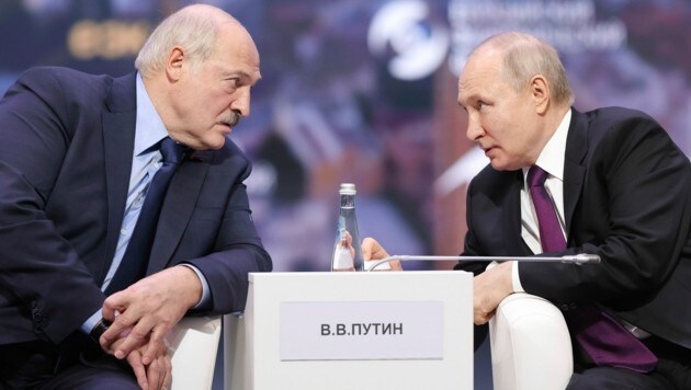 Der belarussische Staatschef Alexander Lukaschenko (links) und Russlands Präsident Wladimir Putin (rechts) sind ein „gutes Team“. (Bild: ASSOCIATED PRESS)
