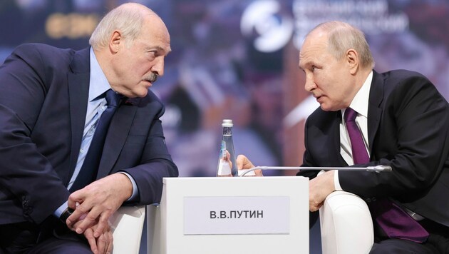 Der belarussische Staatschef Alexander Lukaschenko (links) und Russlands Präsident Wladimir Putin (rechts) sind ein „gutes Team“. (Bild: ASSOCIATED PRESS)