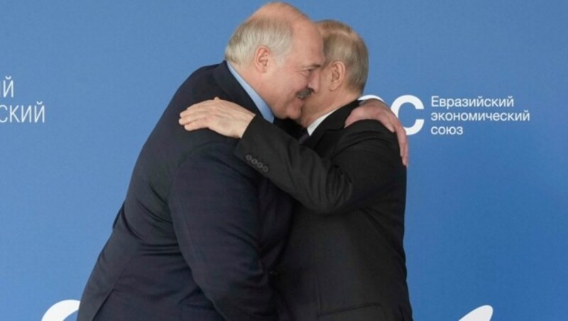 Da haben sich zwei gefunden. Lukaschenko und Putin liegen sich in den Armen. (Bild: ASSOCIATED PRESS)
