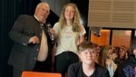 Die Mädchen und Buben in Passail lauschten dem Kriegsreporter gebannt. (Bild: Krisper Monika)