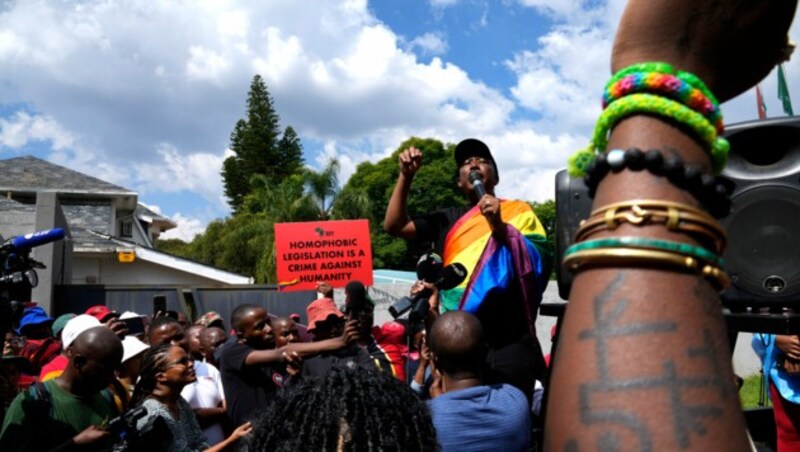 n Südafrika protestierten LGBTQ-Aktivisten gegen das Gesetz in Uganda. (Bild: AP)