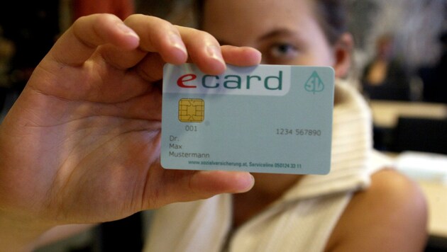E-Cards ohne Foto sind ein Auslaufmodell. Ende des Jahres sollen sie Geschichte sein. (Bild: UTA ROJSEK-WIEDERGUT)