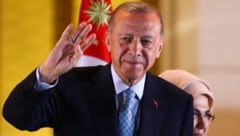 Auf Erdogan warten in seiner dritten Amtszeit einige Baustellen. (Bild: AP)