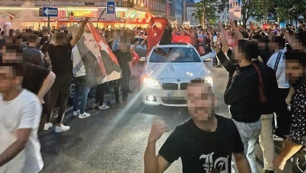 Los fanáticos de Erdogan paralizaron el área alrededor de Reumannplatz durante horas después de la victoria electoral del actual presidente.  (Imagen: zVg)
