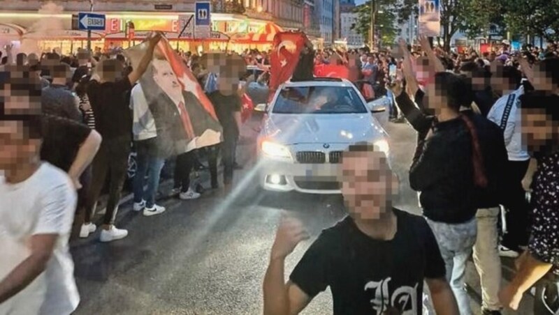 Stundenlang legten Erdogan-Fans nach dem Wahlsieg des amtierenden Präsidenten die Gegend um den Reumannplatz lahm. (Bild: zVg)