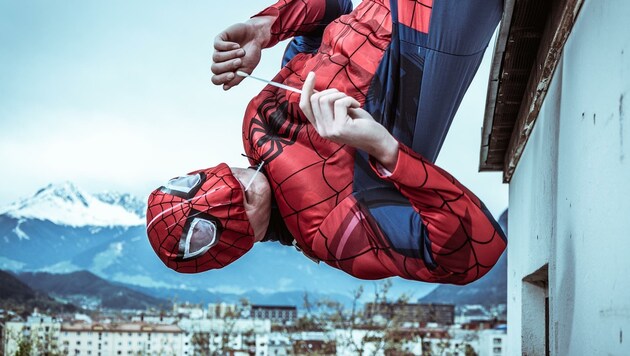 Mit Spider-Man wirbt das Rote Kreuz um Stammzellenspender. (Bild: Rotes Kreuz Innsbruck/Stolz)