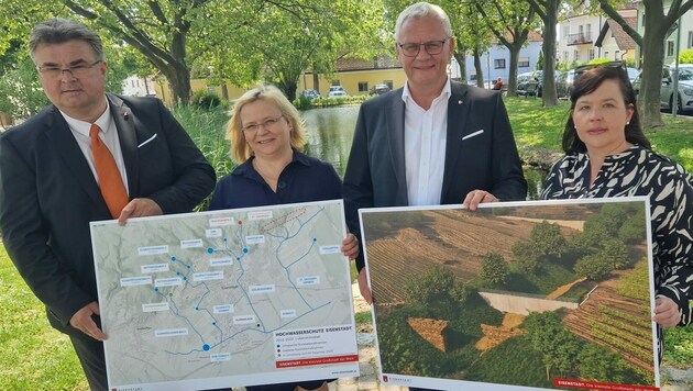 Präsentation der Pläne für das neue Rückhaltebecken im Bereich des Ochsengrabens. Baubeginn ist in der ersten Juniwoche. (Bild: zVg)