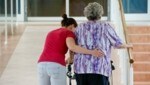 Viel Augenmerk wollen Schwarz und Blau auf die Beschäftigten im Gesundheits- und Pflegebereich legen. (Bild: Tschepp Markus)