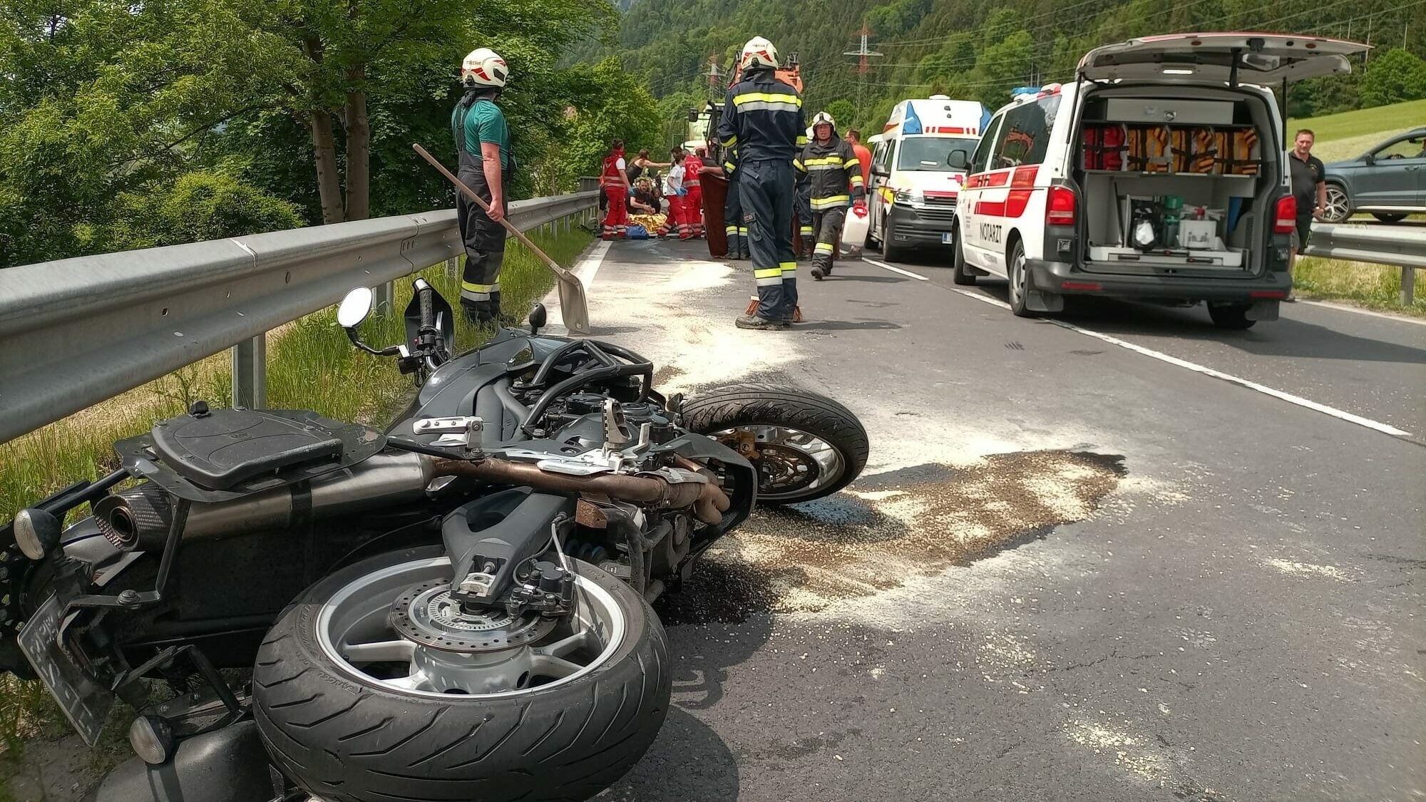 Ennstal-Bundesstraße - Kollision Beim Überholen: Biker Schwer Verletzt ...