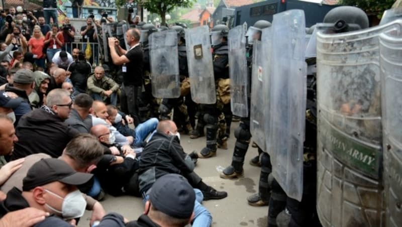 Seit Mai hat sich die Situation im Nordkosovo verschlechtert. Der Gipfel der Gewalt wurde vergangene Woche mit dem tödlichen Überfall einer Serben-Einheit auf kosovarische Polizisten erreicht. (Bild: AFP)