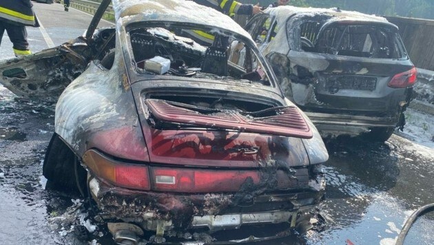 Los bomberos sofocaron el fuego en los dos coches tras el grave accidente.  (Imagen: FF Möllbrücke)