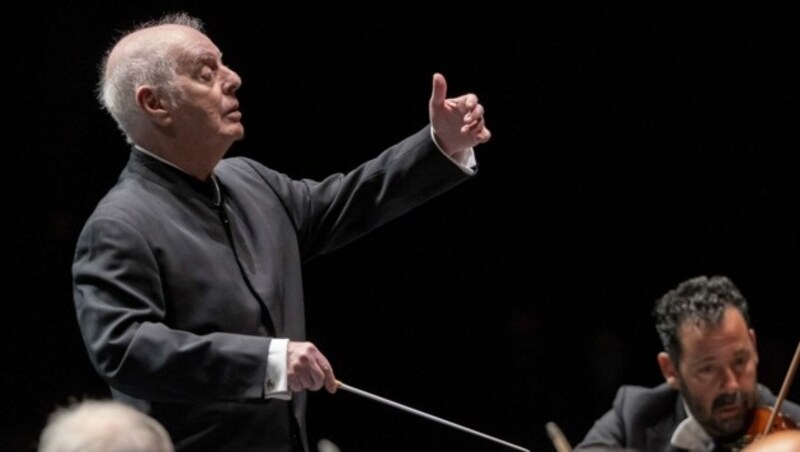 Auch den Maestro selbst hielt es nicht auf seinem Sitzplatz. Daniel Barenboim ließ es sich nicht nehmen selber zu dirigieren (Bild: Marco Borelli)