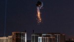 Hier fängt die ukrainische Luftverteidigung über der Hauptstadt Kiew eine Kamikaze-Drohne vom Typ „Shahed“ ab. (Bild: ASSOCIATED PRESS)