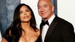 Lauren Sanchez und Jeff Bezos schweben nach ihrer Verlobung im 7. Himmel. (Bild: APA/AFP/Michael TRAN)