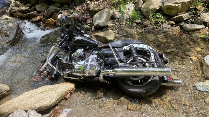 Das Motorrad wurde über die Böschung geschleudert. 