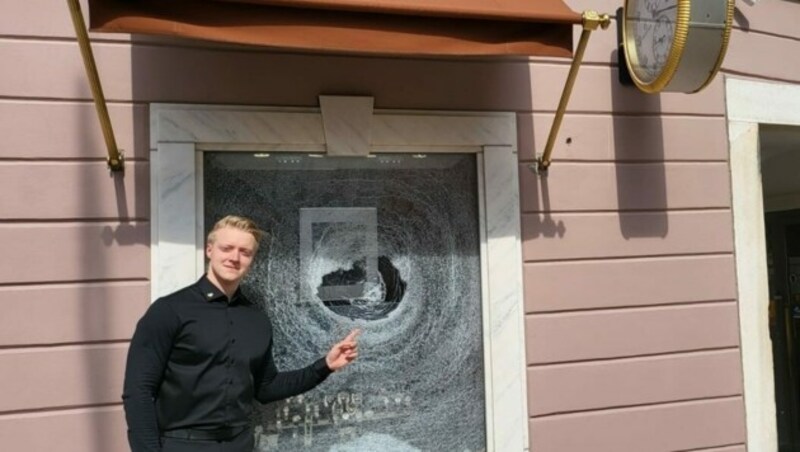 Sohn Paul Schützlhoffer vor der eingeschlagenen Scheibe (Bild: zvg)