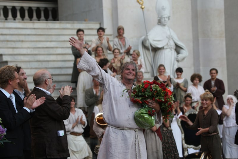 Schlussapplaus für „Jedermann“ Peter Simonischek am Salzburger Domplatz (Bild: Franz Neumayr / picturedesk.com)