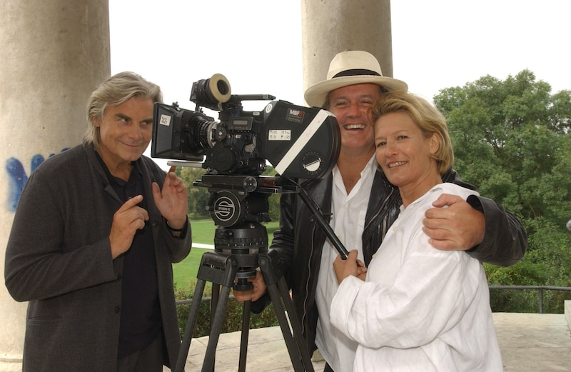 Suzanne von Borsody, Peter Simonischek und Julian Roman Poelsler (Regie) bei Dreharbeiten zur ARD-Produktion „Daniel Käfer und die Villen der Frau Hürsch“ im Englischen Garten in München. (Bild: SCHROEWIG / dpa / picturedesk.com)