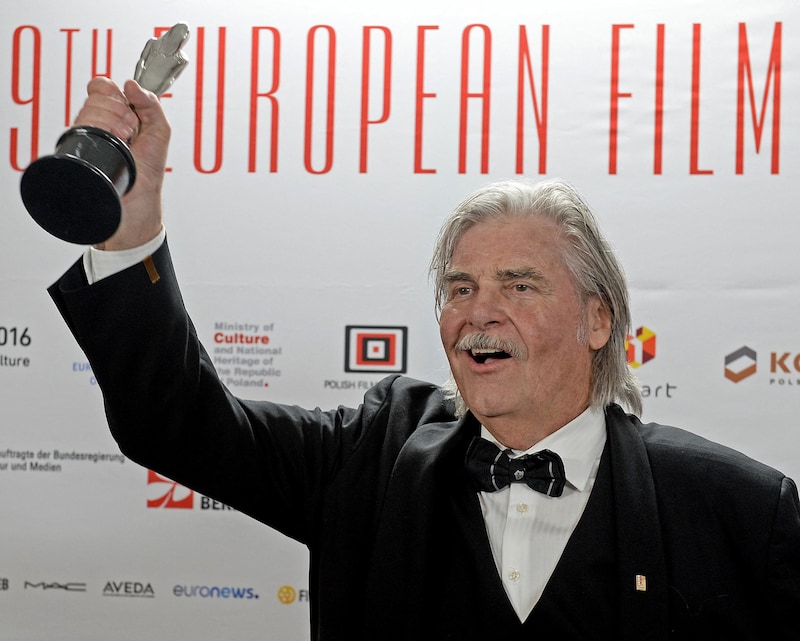 Der österreichische Schauspieler Peter Simonischek posiert mit seiner Trophäe, die er in der Kategorie „Europäischer Schauspieler 2016“ für seine Rolle in dem Film „Toni Erdmann“ erhalten hat. (Bild: JANEK SKARZYNSKI / AFP)