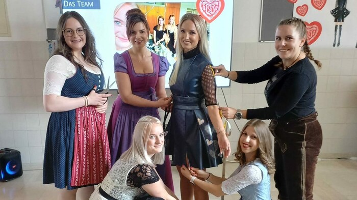 Julia Buchner in ihrem Dirndl, das von den CHS-Schülerinnen entworfen und geschneidert wurde