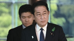 Fumio Kishida und sein Sohn Shotaro Kishida (Bild: AFP)