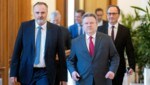 Wiens Bürgermeister Michael Ludwig (re.) und der burgenländische Landeshauptmann Hans Peter Doskozil (Bild: APA/GEORG HOCHMUTH)