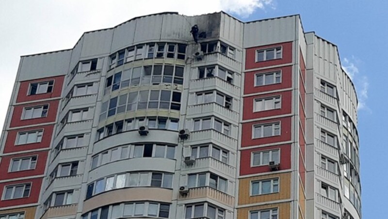 Ein beschädigtes Wohnhaus nach einem Drohnenangriff in Moskau (Bild: ASSOCIATED PRESS)