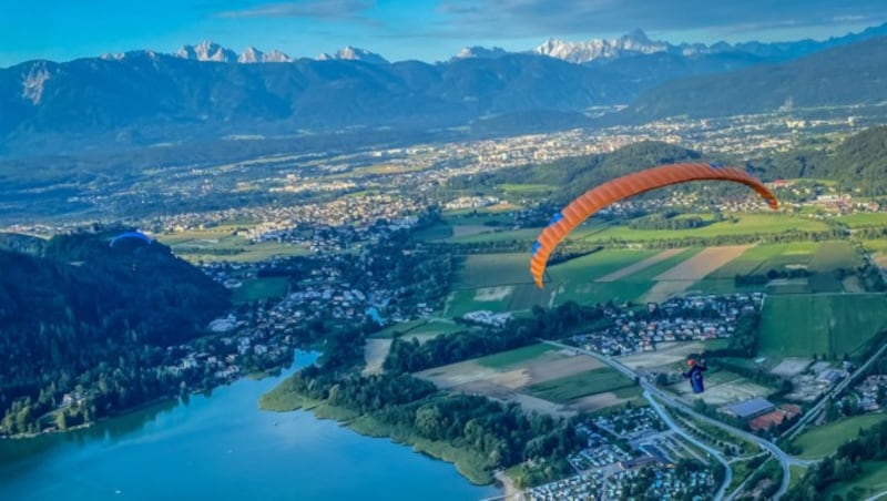 Egal ob aus der Luft oder von der neuen Aussichtsplattform: Der Blick auf die Region Villach ist einfach wunderschön. (Bild: Hannes Wallner)