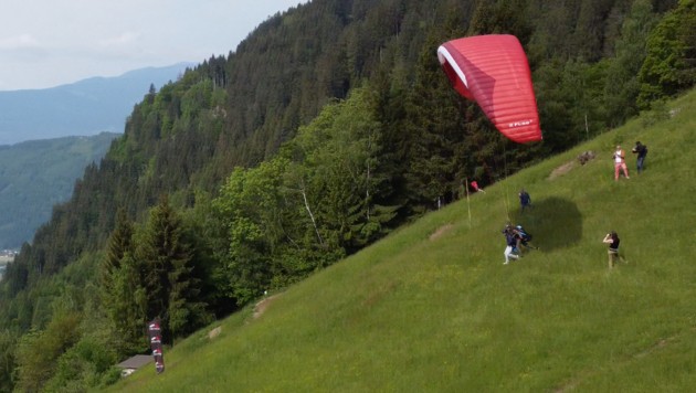 Landesrat Sebastian Schuschnig bei seinem ersten Tandemflug. (Bild: Hannes Wallner)