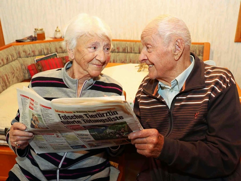 Um fit zu bleiben, verspeist das Ehepaar, täglich eine Menge Nüsse und Honig. Auch das Lesen der „Kronenzeitung“ gehört dazu. (Bild: Judt Reinhard)