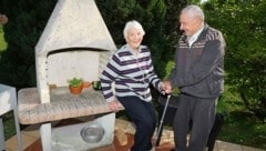 Willibald und Irene Nozin händchenhaltend in ihrem Garten. (Bild: Judt Reinhard)