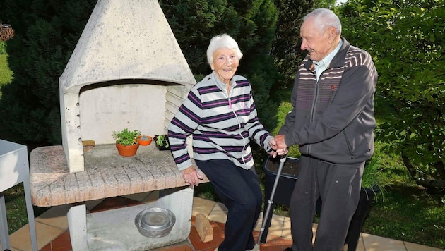 Willibald und Irene Nozin händchenhaltend in ihrem Garten. (Bild: Judt Reinhard)