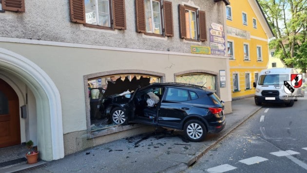 Das Auto krachte in ein Schaufenster (Bild: Wilfried Ensinger & Benedikt Ledl/FF Straßwalchen)