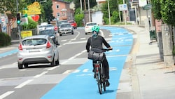 Der neue Mehrzweck-Streifen in der St.-Peter-Hauptstraße hat das Sicherheitsgefühl der Radfahrer stark verbessert. (Bild: Christian Jauschowetz, Krone KREATIV)