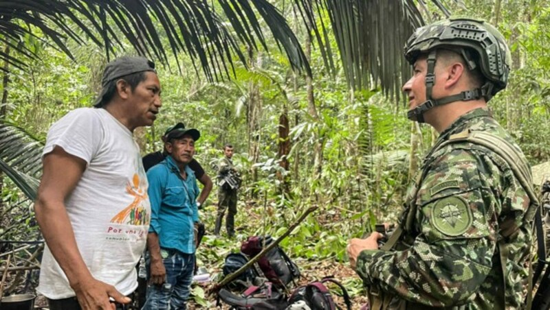 Indigene und Soldaten suchen gemeinsam nach den Kindern. (Bild: AFP)