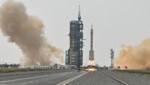 China hat am Dienstag drei Astronauten auf den Flug zu seiner Raumstation „Tiangong“ gebracht. Mit einer Rakete vom Typ „Langer Marsch 2F“ startete das Raumschiff „Shenzhou 16“ (Magisches Schiff) vom Raumfahrtbahnhof Jiuquan in der Wüste Gobi in Nordwestchina ins All. (Bild: AFP/Hector Retemal)