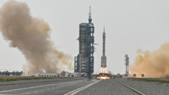 China hat am Dienstag drei Astronauten auf den Flug zu seiner Raumstation „Tiangong“ gebracht. Mit einer Rakete vom Typ „Langer Marsch 2F“ startete das Raumschiff „Shenzhou 16“ (Magisches Schiff) vom Raumfahrtbahnhof Jiuquan in der Wüste Gobi in Nordwestchina ins All. (Bild: AFP/Hector Retemal)